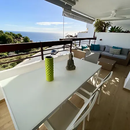 Beautiful 2 Bed With Stunning Pool Apartment