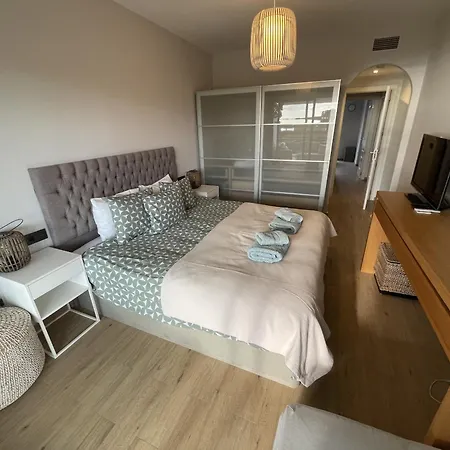 Beautiful 2 Bed With Stunning Pool Apartment *