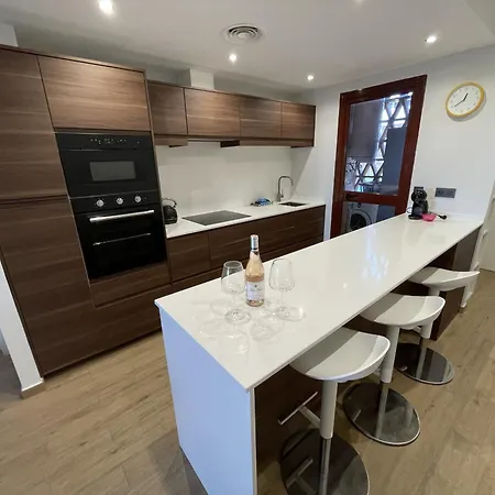 Apartment Beautiful 2 Bed With Stunning Pool *