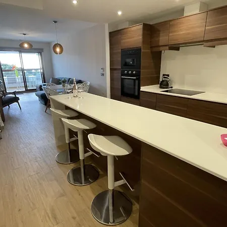Beautiful 2 Bed With Stunning Pool Apartment